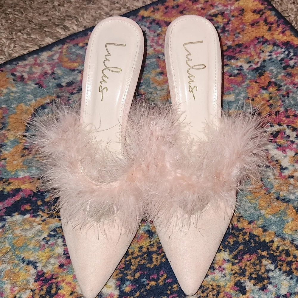 Lulu’s 8.5 Fazal Blush Suede Feather Pointed-Toe Mules - Picture 1 of 7
